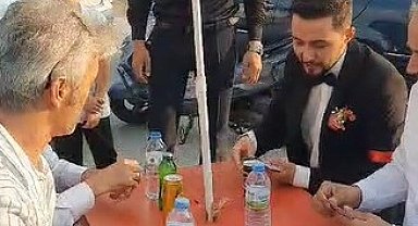 Düğün konvoyunun önünü kesen damadın arkadaşları yol ortasında pişti oynadı