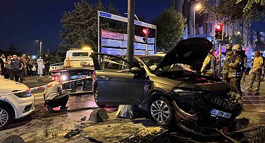 Esenler'de otomobil sürücüsü önce minibüse, ardından yayaya çarptı