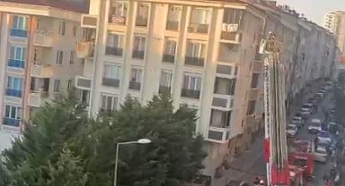 Esenyurt'ta 5 katlı binanın çatısı alev alev yandı