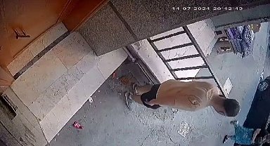 Esenyurt'ta hayrete düşüren anlar: Apartmanın önüne tuvaletini yaptı