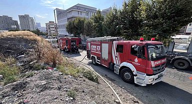 Esenyurt'ta otluk alanda çıkıp geniş alana yayılan yangın söndürüldü