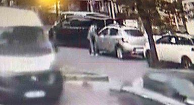 Esenyurt'ta sinyal kesici kullanarak açtığı araçtan 300 bin lira çalan hırsız kamerada