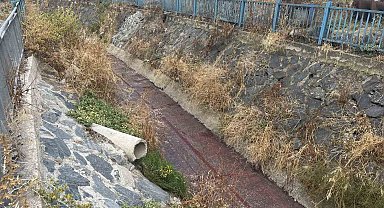 Esenyurt'ta yağmur sonrasında dere kırmızı renkte aktı