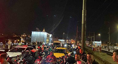 Galata Köprüsü'nde park halindeki araçlara vuran hafif ticari araç yan yattı: 2 yaralı