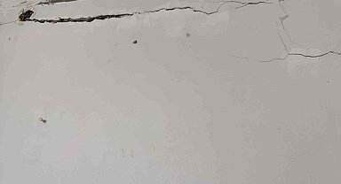 Güngören'de duvarlarında derin yarıklar oluşan bina tahliye edildi