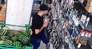 Havaların ısınması hırsızları da etkileri, deodorant seçip çalan şahıs kamerada