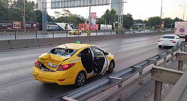Hızını alamayan motosikletli taksiye arkadan çarptı: 2 yaralı