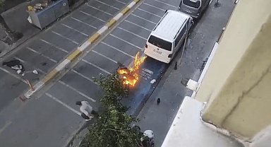 İstanbul'da alev alan motosiklete ilginç müdahale kamerada: Binadan kovayla su döktüler