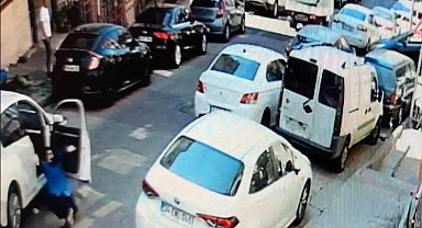 İstanbul'da dehşet anları kamerada: Kendini araçtan atan kadın metrelerce sürüklendi