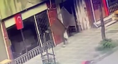 İstanbul'da ilginç hırsızlık kamerada: Apartmanın kapısını söküp çaldı