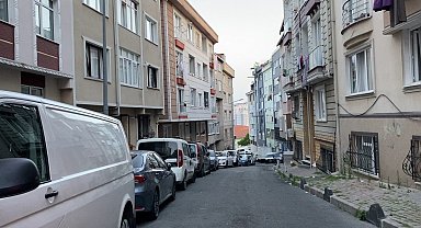 İstanbul'da "Üstüme toz geliyor" kavgası kamerada: Oğlu ve babası adama saldırdı