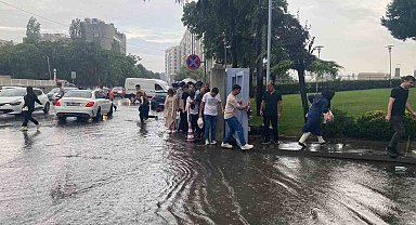 İstanbul'da sağanak yolları göle çevirdi, vatandaşlar zor anlar yaşadı