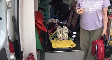 Kadıköy'de lüks araç park halindeki ticari taksiye çarptı: 3 yaralı