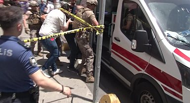 Kadıköy'de rehine krizi: Kuruyemişçiyi rehin aldı, intihara kalkıştı