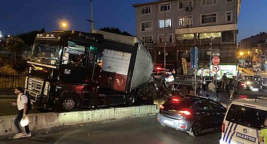 Kağıthane'de virajı alamayan tırın dorsesi yan yattı, tonlarca ürün yola saçıldı