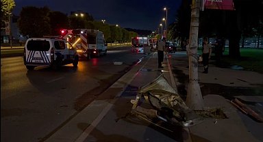 Kontrolden çıkan hafif ticari araç bariyere ve elektrik direğine çarptı: 3 yaralı
