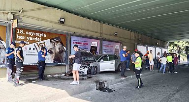 Pendik'te 4 aracın karıştığı kazada bir araç durağa daldı: 1 yaralı