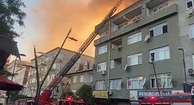Pendik'te 4 katlı binanın çatısı alev alev yandı