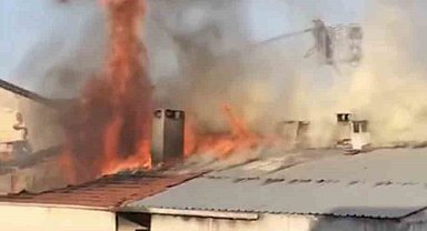 Pendik'te 4 katlı binanın çatısı alevlere teslim oldu