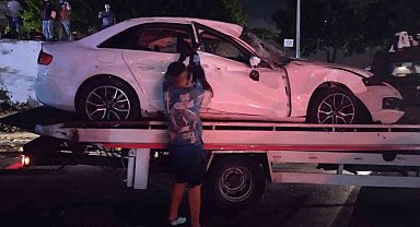 Pendik'te kontrolden çıkan otomobil bariyeri aşıp yola devrildi
