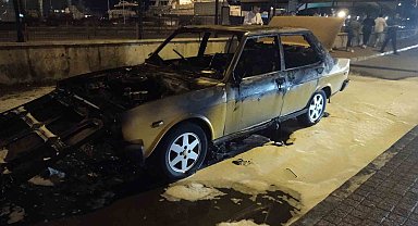 Pendik'te otomobil alev alev yandı
