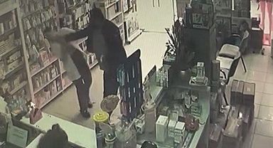 Pendik'te stajyer eczacıya tokatlı saldırı kamerada