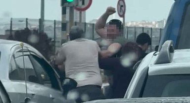 Pendik'te yol verme kavgası: Tekmeler, yumruklar havada uçuştu