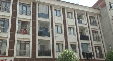 Polisten kaçmaya çalışan hırsızlar bina boşluğuna düşerek ağır yaralandı