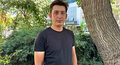 Resmi plakalı aracın motosikletle çarpışması güvenlik kamerasına yansıdı