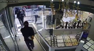 Sancaktepe'de kuyumcudaki silahlı soygun anları kamerada