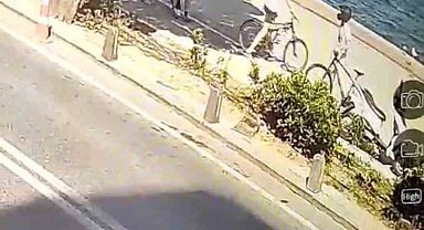 Sarıyer'de bisikletli gençlere "uyarı" dayağı kamerada: Polis saldırganı yakaladı