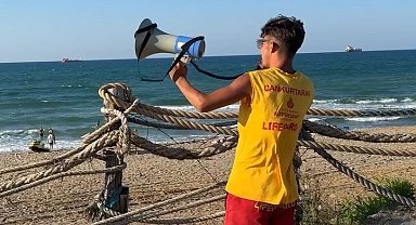 Sarıyer'de denize giren iki genç boğulma tehlikesi geçirdi: O anlar kamerada