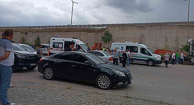 Seyahat halindeyken fırlayan tır tekerleği can aldı