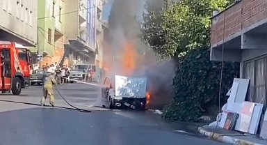Sultanbeyli'de otomobil alev alev yandı
