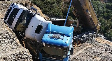 Sultangazi'de döküm sahasında faciadan dönüldü: 3 hafriyat kamyonu boşluğa düştü,