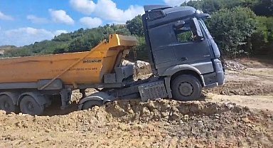 Sultangazi'de döküm sahasında tekrar toprak kaydı, hafriyat kamyonu asılı kaldı