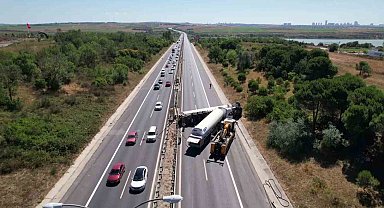 TEM Otoyolu'nda tanker devrildi, İstanbul istikametinde trafik tamamen durdu