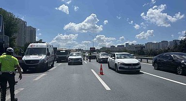 TEM otoyolunda tur otobüsü kamyona çarptı: 2'si çocuk 8 yaralı