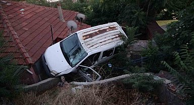 Tuzla'da yokuşta kayan araç gecekondunun üzerine düştü
