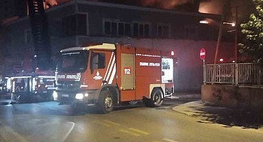 Ümraniye'de mobilya imalathanesinin çatısı alev alev yandı