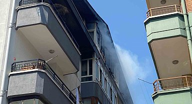 Yangında mahsur kalan anne ile çocukları, komşularının yardımıyla kurtarıldı