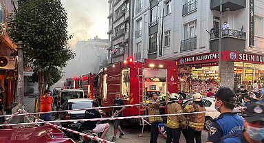 Zeytinburnu'nda bir çanta imalathanesinde yangın