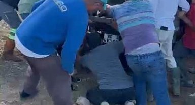 Ankara'da devrilen traktörün altında kalan çiftçiyi vatandaşlar kurtardı