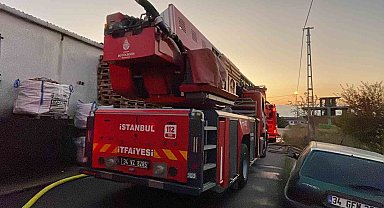 Arnavutköy'de ahşap palet fabrikasında yangın