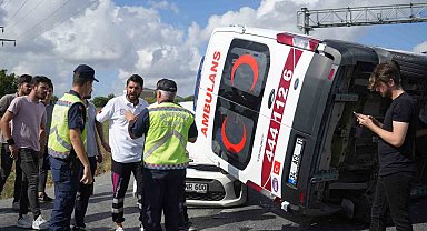 Arnavutköy'de hastaya giden ambulans ışıklarda bekleyen otomobilin üzerine devrildi