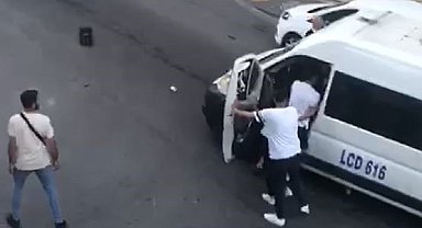 Bağcılar'da yol verme kavgası dehşeti: Servis şoförüne tekme ve yumruklarla saldırdılar