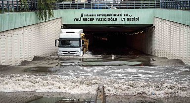 Bahçelievler Recep Yazıcıoğlu altgeçidini su bastı araçlar mahsur kaldı