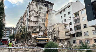 Bahçelievler'de bir binanın yıkım çalışması sırasında yanındaki bina zarar gördü