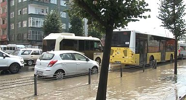 Bahçelievler'de yolu su bastı araçlar ilerlemekte zorluk yaşadı