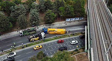 Bakırköy'de alt geçide çarpan tır vinç yardımıyla çekildi